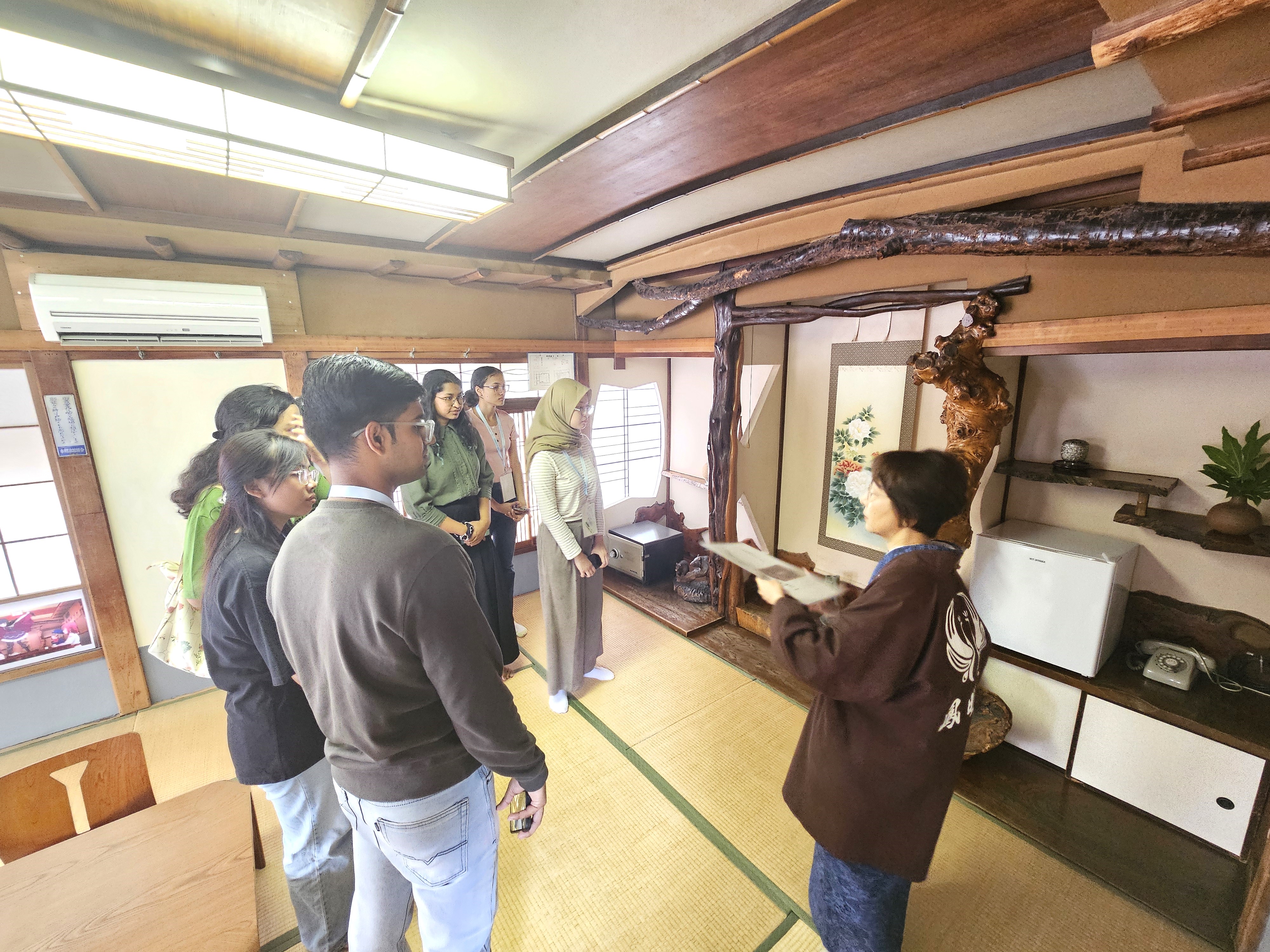 館内見学の様子