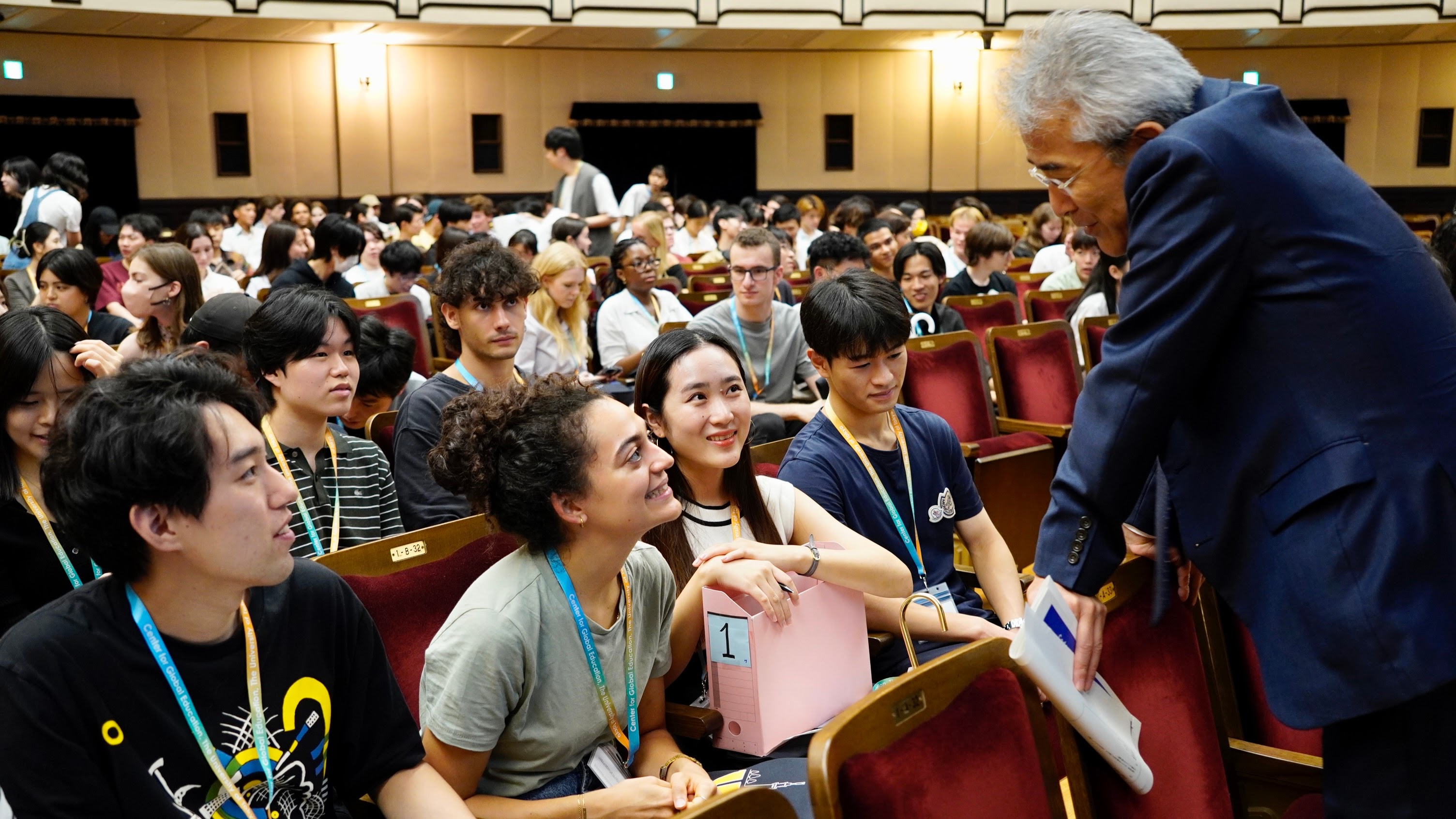 矢口センター長と交換留学生